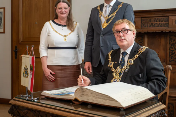 Lord Mayor of Portsmouth, Councilor Jason Fazackarley, and his wife Lady Mayoress Helen Mitchell in the Mercator Room of the Duisburg Town Hall with Lord Mayor Sören Link.